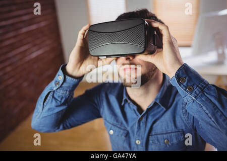 Mann mit virtuellen Glas Stockfoto