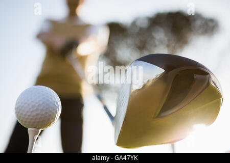 Vordergrund der Golfschläger und Ball im Fokus Stockfoto