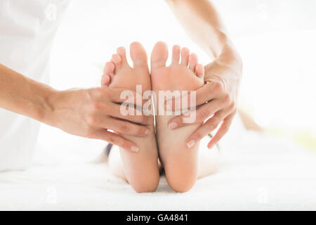 Zugeschnittenes Bild des Masseurs Frau Fußmassage geben Stockfoto
