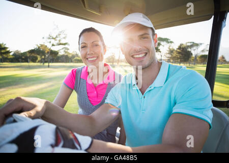 Zuversichtlich Golfer paar sitzt im Golf bugggy Stockfoto