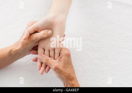Zugeschnittenes Bild des Masseurs Handmassage zur Frau zu geben Stockfoto