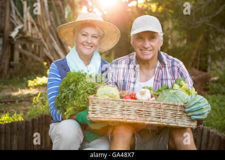 Porträt des reifes Paar mit Gemüse-Kiste im Garten Stockfoto