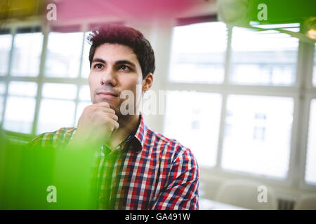 Nachdenklicher Blick auf Haftnotizen Geschäftsmann Stockfoto