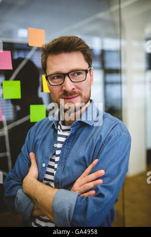 Nachdenklich Geschäftsmann stand mit verschränkten Armen Stockfoto