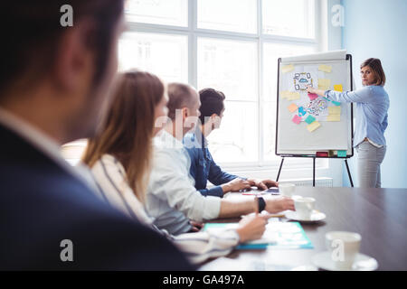 Geschäftsfrau hält Vortrag im Tagungsraum Stockfoto