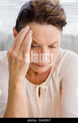 Verärgert Frau Kopfschmerzen leidet Stockfoto