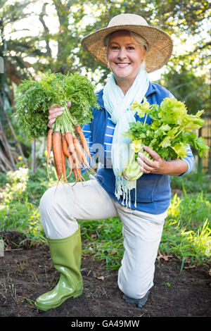 Porträt von glücklichen Kunden halten frisches Gemüse im Garten Stockfoto