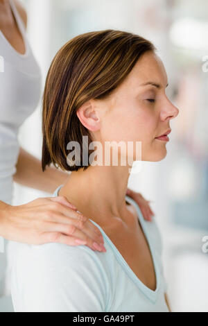 Bild der Masseur Massage verleiht Frau zugeschnitten Stockfoto