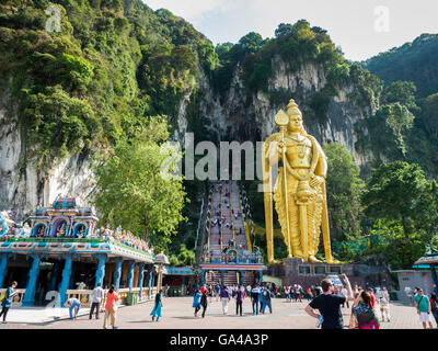 KUALA LUMPUR, MALAYSIA - MAR 1: Touristische und Lord Murugan Statue vor die Batu Höhle Eingang am 1. März 2016 in Kuala Lumpur Stockfoto