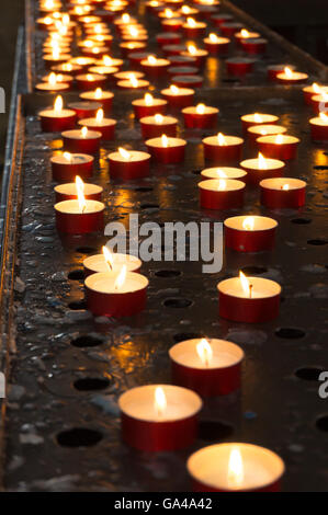 Offertorium Kerzen in einer katholischen Kirche Stockfoto