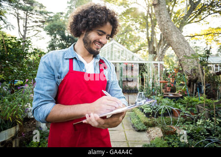 Männliche Gärtner in Zwischenablage schreiben Stockfoto