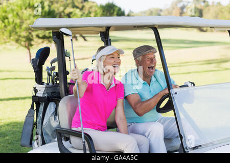 Älteres paar sitzen im Golfbuggy Stockfoto