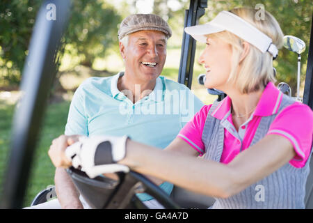 Sicher paar sitzt im Golfbuggy Stockfoto