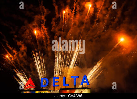 Freitag Nacht unterzeichnen Feuerwerk über der Delta Air Lines im Turner Field in Atlanta Georgia nach einem Atlanta Braves Baseball-Spiel. Stockfoto