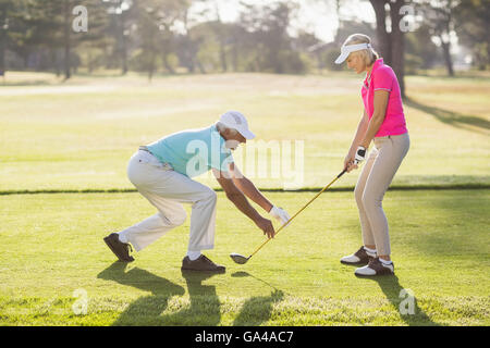 Reifen männlichen unterrichten Frau um Golf zu spielen Stockfoto