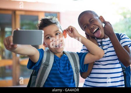 Klassenkameraden nehmen Selfie in der Schule Stockfoto