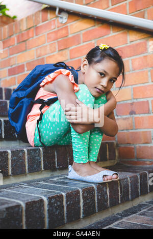 Mädchen sitzen auf Schritte im Flur in der Schule Stockfoto
