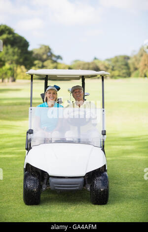 Glücklich Golfer paar sitzt im Golfbuggy Stockfoto