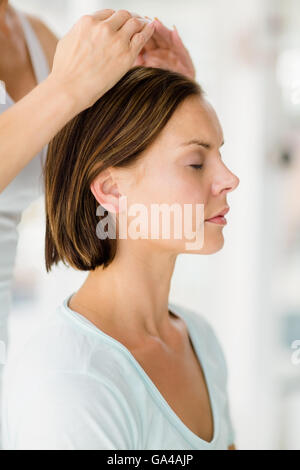 Bild der Masseur Massage verleiht Frau zugeschnitten Stockfoto