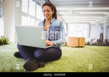 Porträt der Geschäftsfrau arbeiten mit Laptop im Kreativbüro Stockfoto