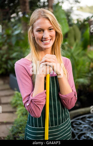 Porträt der schönen Gärtnerin mit Hand-Werkzeug im Garten Stockfoto