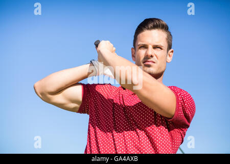 Niedrigen Winkel Ansicht der Golfer Mann erschossen Stockfoto