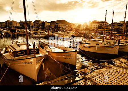 Sonnenuntergang über Boote in den Hafen Puerto Pollensa (Pollenca), Mallorca (Mallorca), Balearische Inseln, Europa Stockfoto