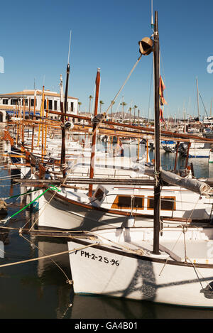 Traditionelle mallorquinische Fischerboote, Hafen von Puerto Pollensa, Puerto Pollensa, Norden Mallorca (Mallorca), Spanien, Europa Stockfoto