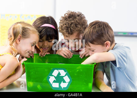 Kinder Blick auf Kunststoff-Flaschen im Kasten recycling Stockfoto