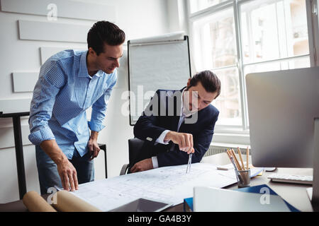 Innenarchitekt Blaupause mit männlichen Kollegen diskutieren Stockfoto