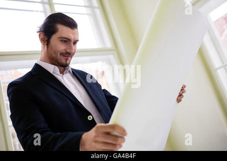 Niedrigen Winkel Ansicht des Architekten halten Blaupause Stockfoto