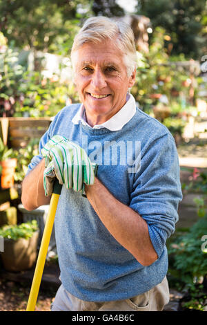 Porträt von glücklich Gärtner mit Werkzeug im Garten Stockfoto