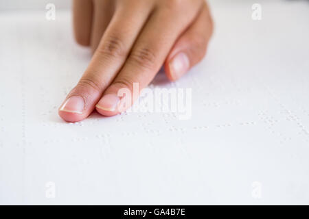 Bild von Kinderhand Buch Braille beschnitten Stockfoto