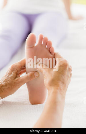 Zugeschnittenes Bild des Masseurs Frau Fußmassage geben Stockfoto