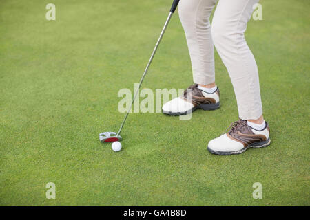 Geringen Teil der Frau spielt golf Stockfoto