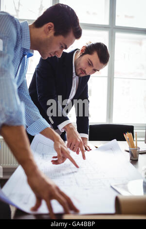 Innenarchitekt Blaupause mit männlichen Kollegen diskutieren Stockfoto