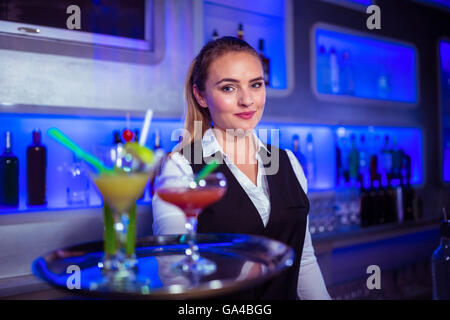 Porträt von zuversichtlich Barkeeper halten Serviertablett Stockfoto