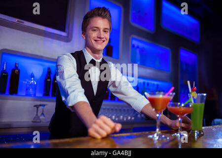 Porträt von lächelnden Barkeeper stehend Stockfoto