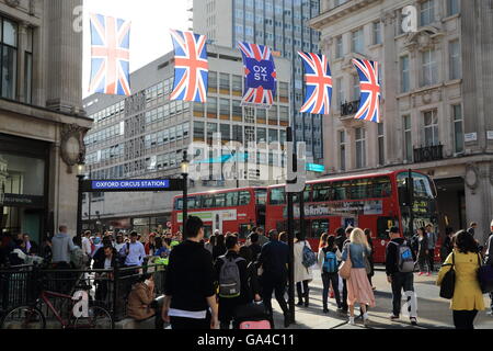 Oxford Circus im Londoner West End, ausgekleidet mit Union Jack-Flaggen für 90. Geburtstag der Königin, in England, UK Stockfoto