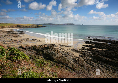 Porthcurnick Beach, Portscatho, mit Blick über Gerrans Bucht Nare Head und darüber hinaus: Cornwall, UK Stockfoto