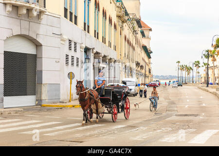 Am frühen Morgen Strassenszene mit Pferd gezogenen Wagen in Havanna, Kuba Stockfoto