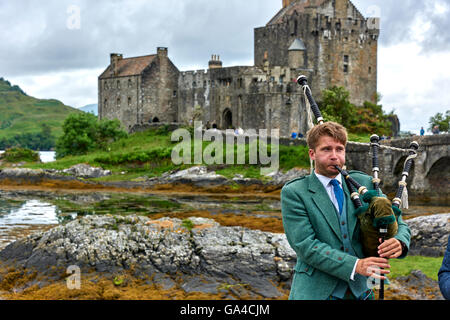 Eilean Donan Castle liegt auf der Eilean Donan eine kleine Gezeiten-Insel treffen sich drei Seen Stockfoto