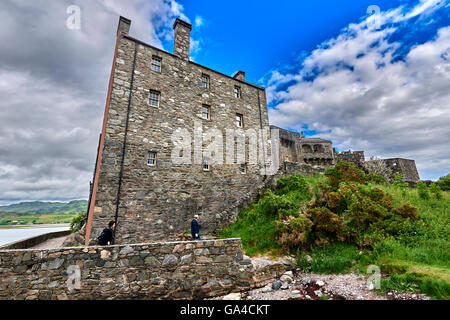 Eilean Donan Castle liegt auf der Eilean Donan eine kleine Gezeiten-Insel treffen sich drei Seen Stockfoto