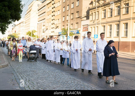 Fronleichnams-Prozession in der Straße von Gdynia, Polen, Europa Stockfoto