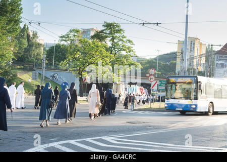 Fronleichnams-Prozession in der Straße von Gdynia, Polen, Europa Stockfoto