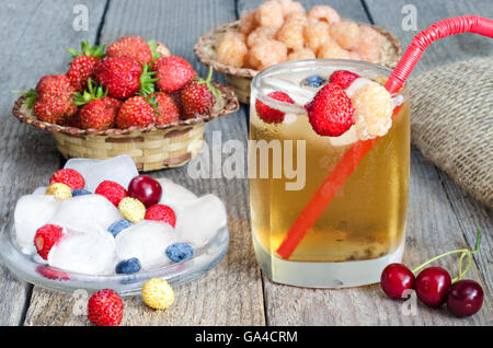 Eistee und Beeren Stockfoto