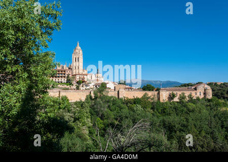 Blick auf die Stadt Segovia, Spanien, von der Stadtmauer mit dem Dom im Hintergrund Stockfoto