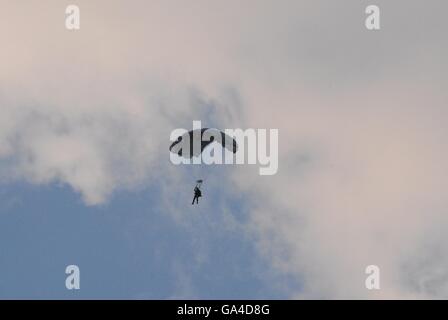 Fallschirmspringer in der Konya AFB Bereich während der ISIK 2016 Kampf Such- und Rettungs-Übung starten Stockfoto