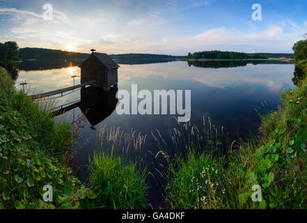 Heidenreichstein Anglerhütte, Karpfenteich Winkelauerteich in der Natur park Heidenreichsteiner Moor bei Sonnenuntergang Österreich Niederöst Stockfoto