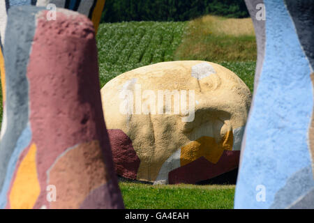 Schrems "Sky Spalte" und "The Sleeping Dichterin" im Skulpturenpark am Kunstmuseum Waldviertel Österreich Niederösterreich, Lo Stockfoto